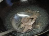 金針菇豬肝湯的做法