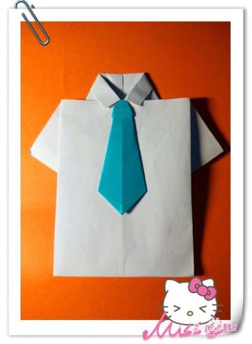 配有領帶的短袖襯衫手工摺紙