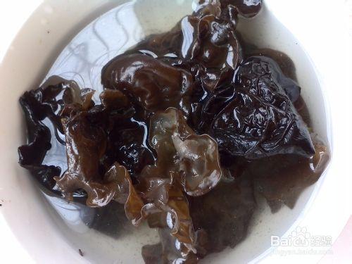 鮮竹筍炒木耳、青椒和肉片的做法