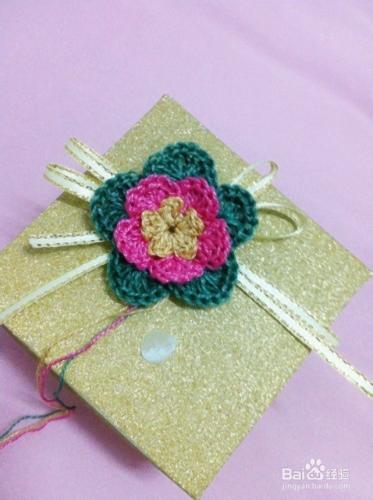鉤針編織鉤出美麗漂亮的禮盒花朵裝飾禮品盒