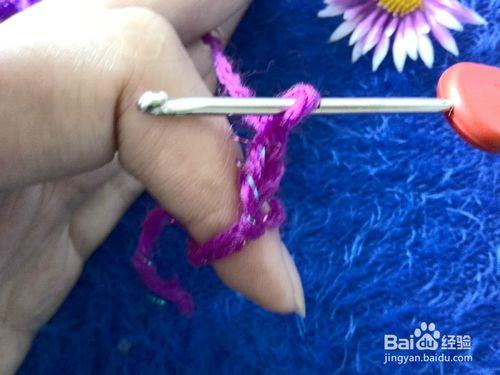 鉤針編織中長針的鉤法。