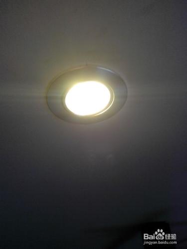 如何更換天花板上的led射燈