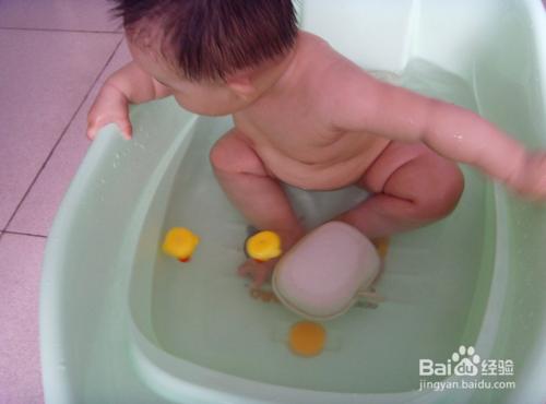 如何正確給新生兒洗澡