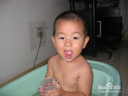 如何正確給新生兒洗澡