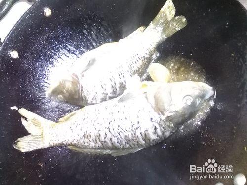 家常鐵鍋教你簡單易做的鯽魚湯-寶寶愛喝的湯