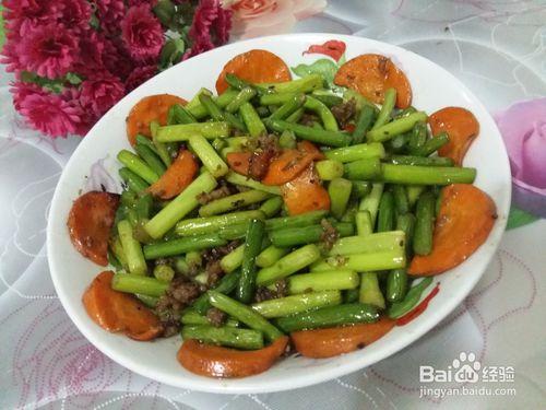 家常菜：肉沫胡蘿蔔炒蒜薹——紅綠搭配