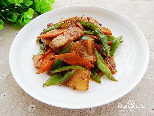 家常下飯菜：胡蘿蔔青椒炒五花肉