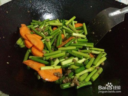 家常菜：肉沫胡蘿蔔炒蒜薹——紅綠搭配