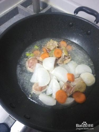 白菜香菇山藥粉皮燉雞的做法