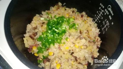 玉米香菇青椒土豆臘肉燜飯——電飯鍋版