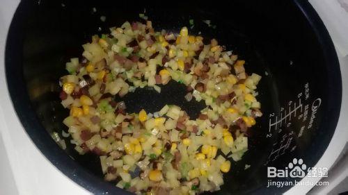 玉米香菇青椒土豆臘肉燜飯——電飯鍋版