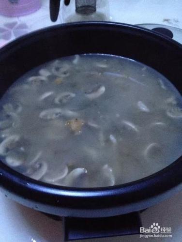 簡單美味的蘑菇肉絲湯
