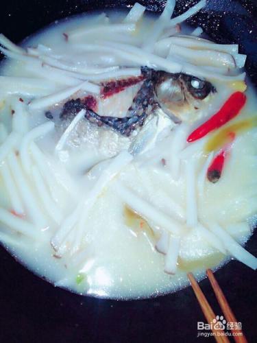杏鮑菇鯽魚湯的做法