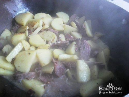 如何使牛肉燒馬鈴薯更入味（美味營養土豆燴牛肉