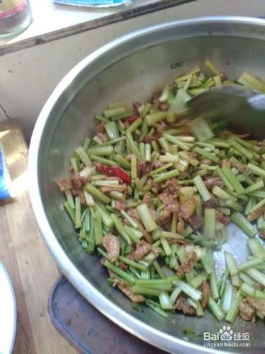 家常小菜：芹菜炒肉的做法