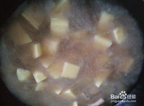 排骨的做法——土豆燉排骨