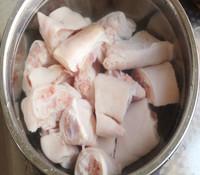 豬蹄燉黃豆既美容養顏又能補鈣強生