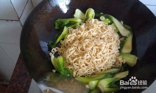 青菜雞蛋炒麵怎麼做