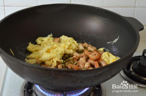 炒制特色蛋炒飯