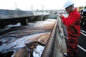 加油站油罐跑冒油時怎麼辦？