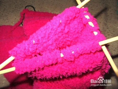用絨絨線給女兒織的一款玫紅色的仿皮草保暖毛衣