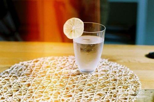 每天早上空腹喝一杯淡鹽水有什麼好處呢？
