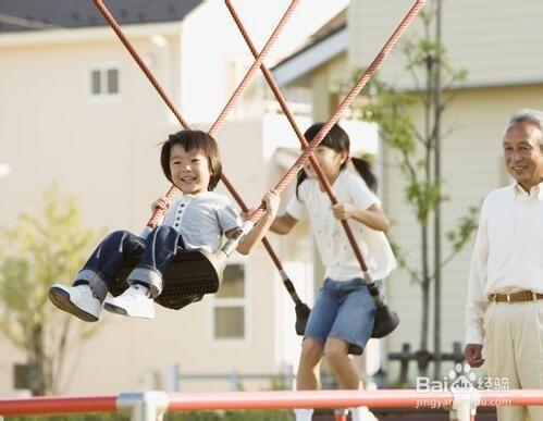 孩子盪鞦韆時要注意什麼?