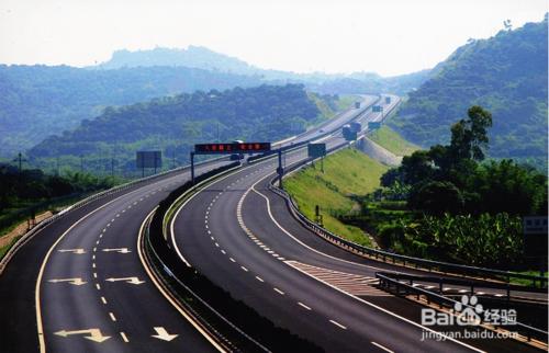 怎樣在高速公路上安全行車，避免車禍。