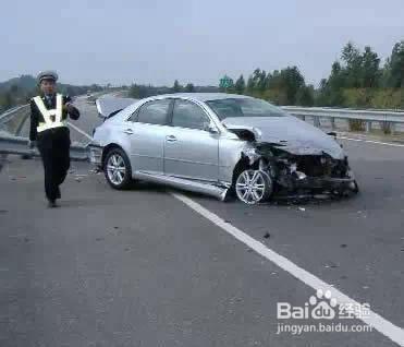 高速上開車爆胎的救命方法和應急處理