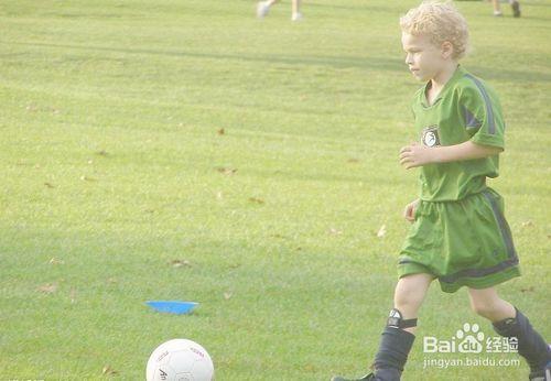 小孩子踢足球如何避免受傷？