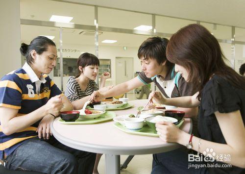 在飯桌上如何避免尷尬的局面