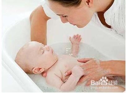 如何一個人給新生兒洗澡