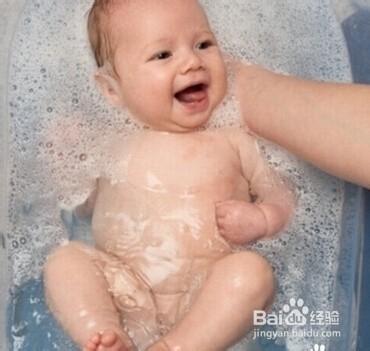 如何一個人給新生兒洗澡