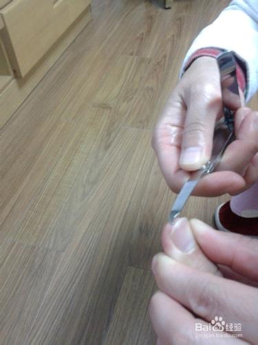 如何使用指甲剪修剪指甲