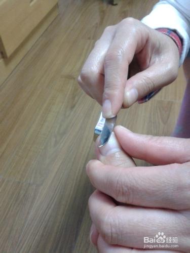 如何使用指甲剪修剪指甲