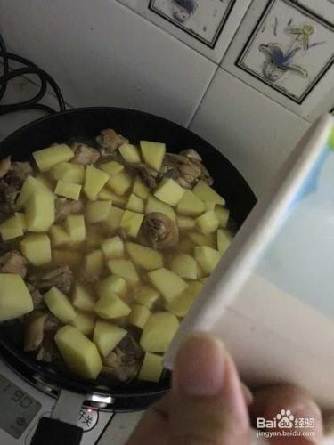 土豆燜雞的簡易作法