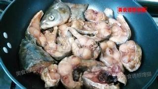 美食達人教你草魚燜豆腐製作方法