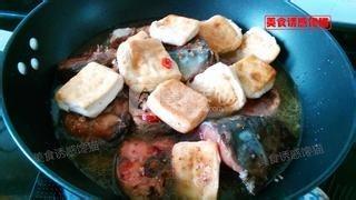 美食達人教你草魚燜豆腐製作方法