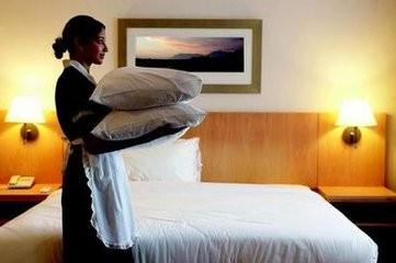 告訴你酒店床上為何有4個枕頭
