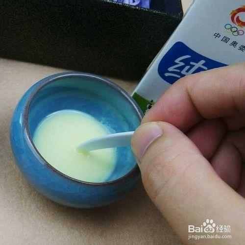 如何用精油搭配純牛奶做成美白保溼面膜膏