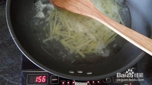 土豆絲蓋澆飯，一個人的午餐