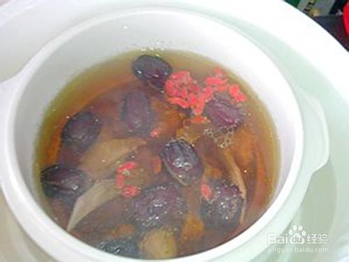 養顏湯煲：紅棗乳鴿湯