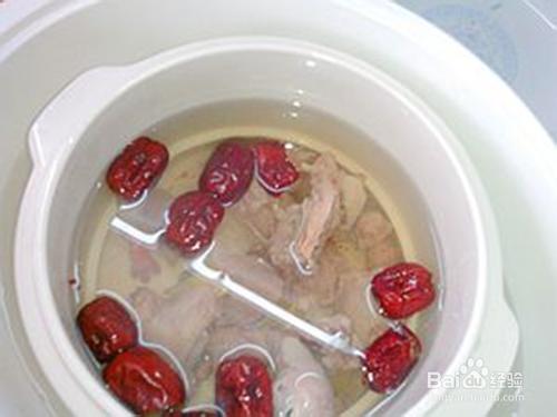養顏湯煲：紅棗乳鴿湯