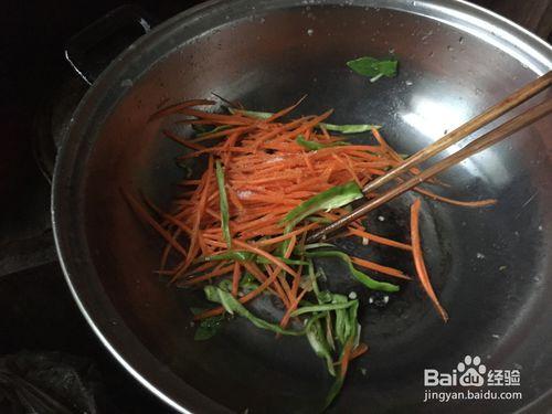 涼拌菜做法大全——涼拌胡蘿蔔豆芽的做法