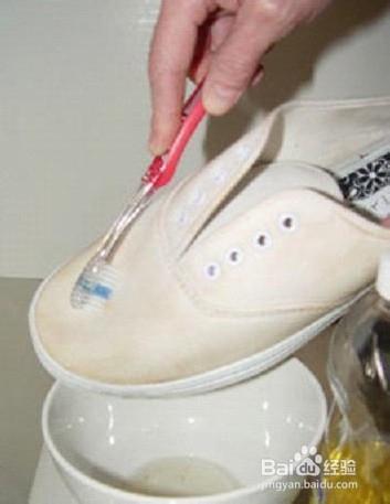 白色鞋子應該怎麼洗