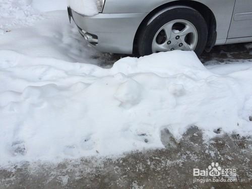 車輪陷雪地，如何破？