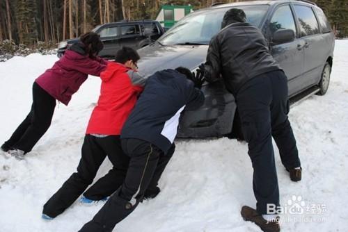 車輪陷雪地，如何破？