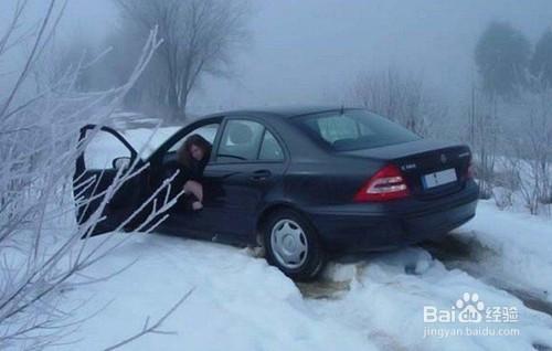 車輪陷雪地，如何破？