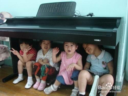 為何孩子喜歡躲在桌子或者床底下
