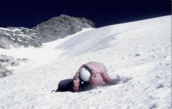 登山遭遇雪崩時如何自救？